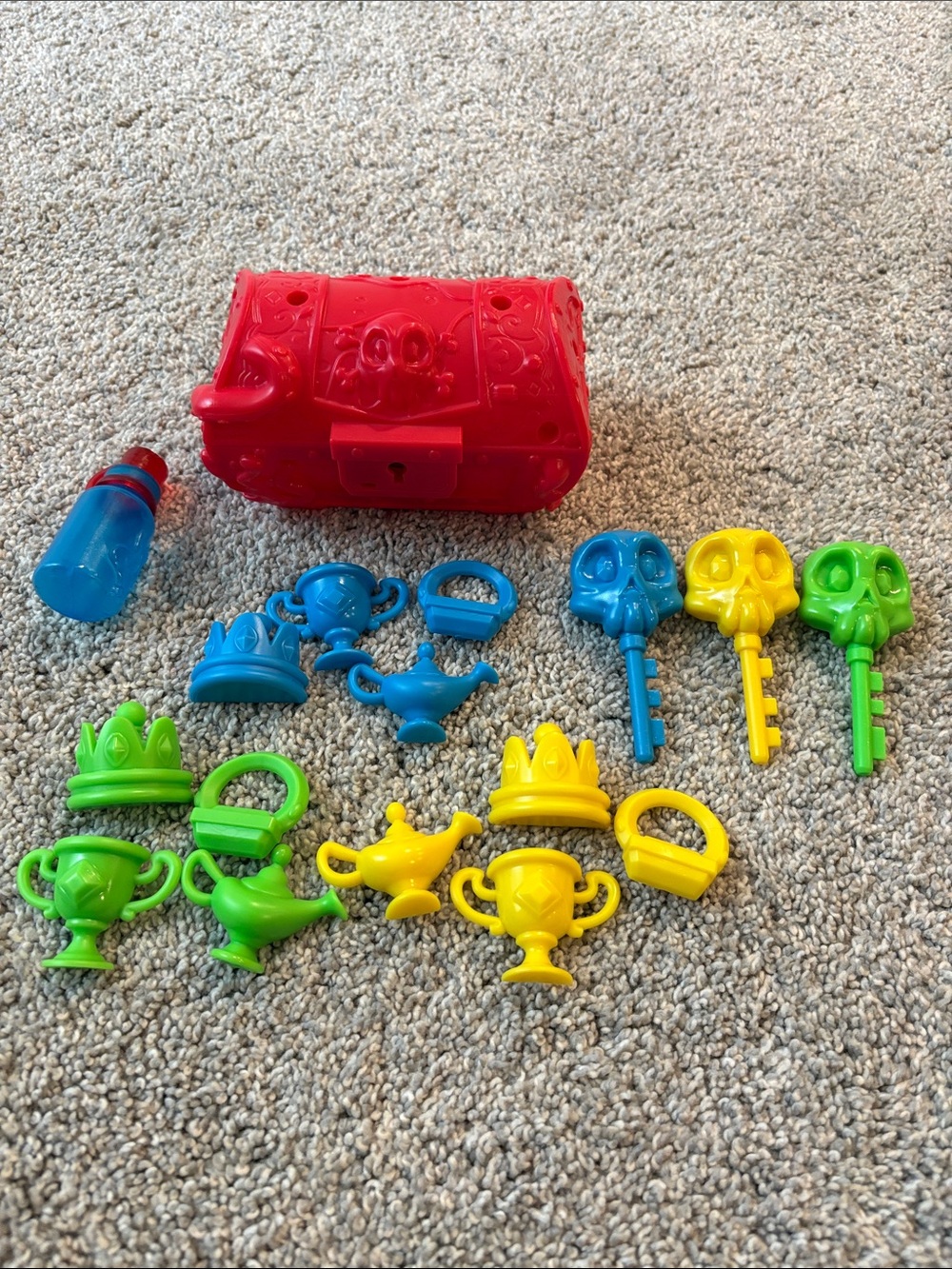 Kids pirate treasure chest with keys
